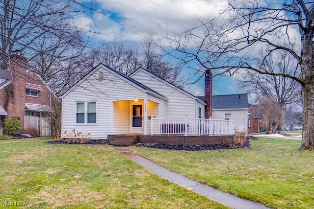 bungalow featuring a front lawn