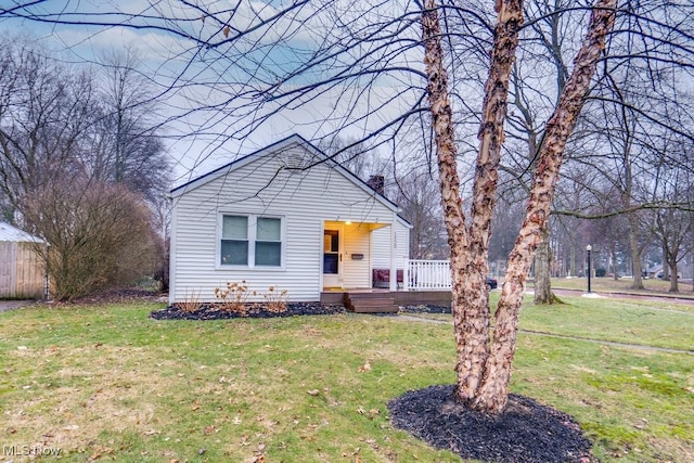 view of front of home featuring a wooden deck and a front lawn