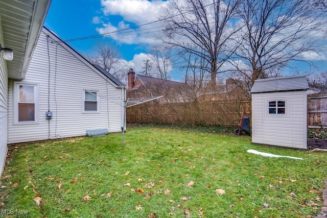 view of yard featuring a storage shed