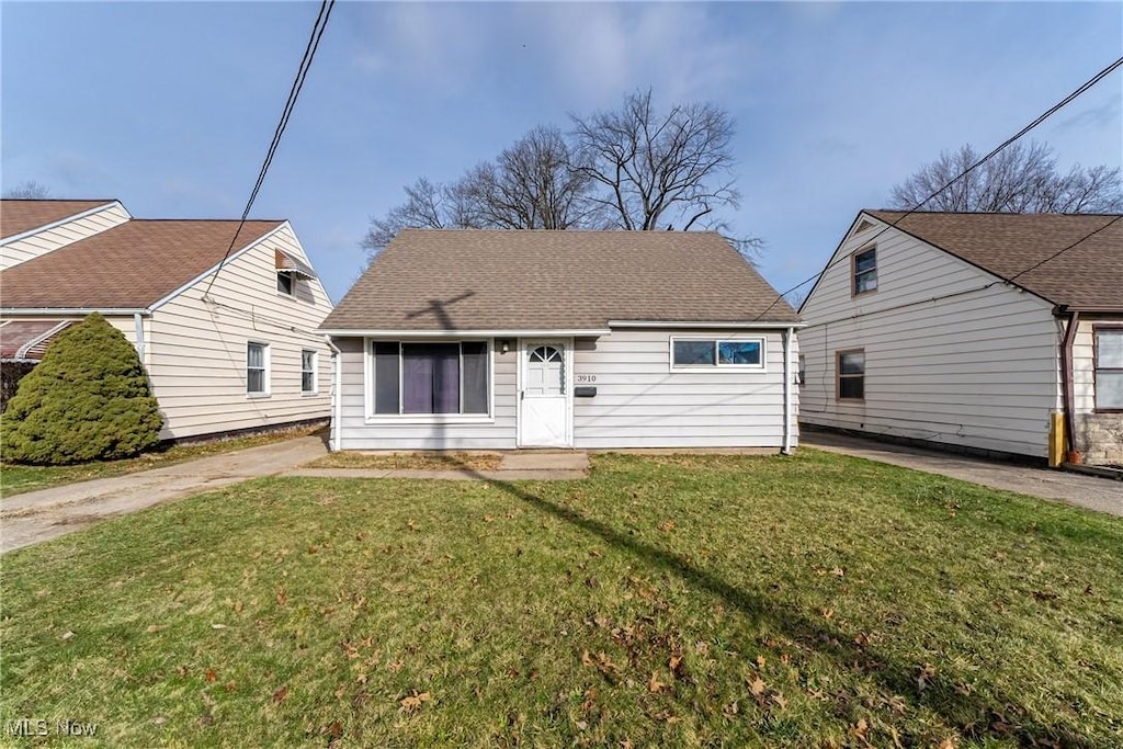 view of front of house featuring a front lawn