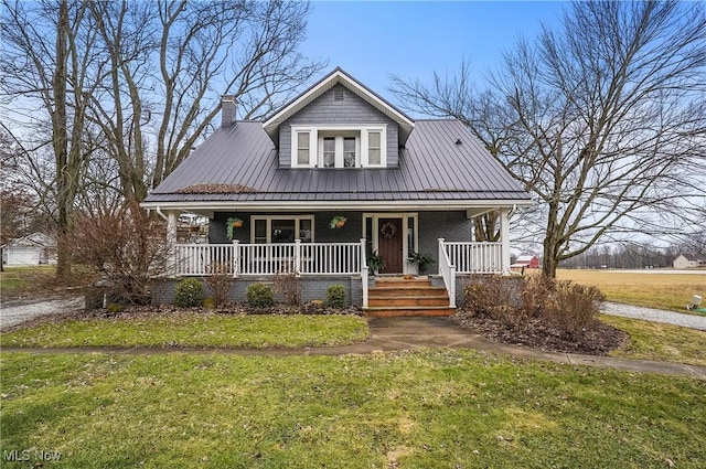 view of front of property with covered porch and a front lawn