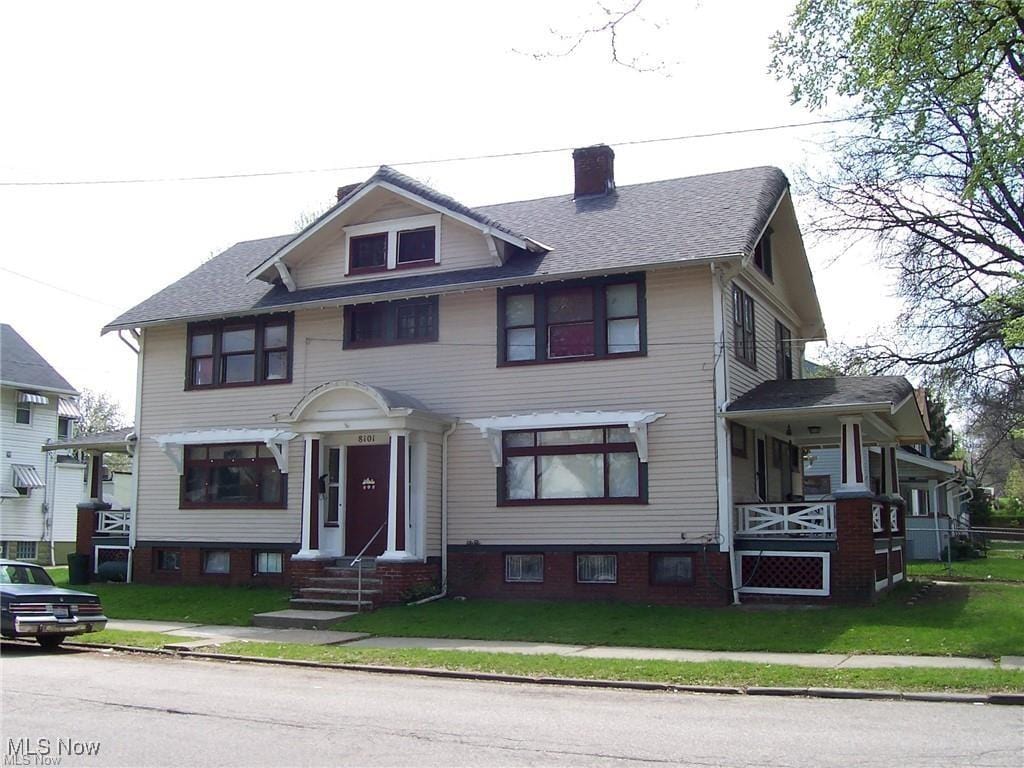 view of front facade with a front lawn