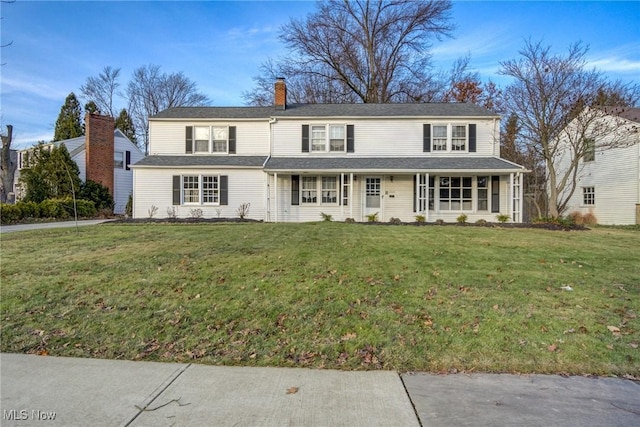 view of front facade featuring a front lawn