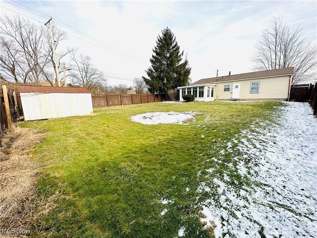 view of yard featuring a storage unit