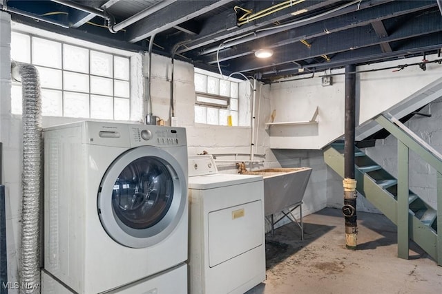 laundry room with sink and washing machine and dryer