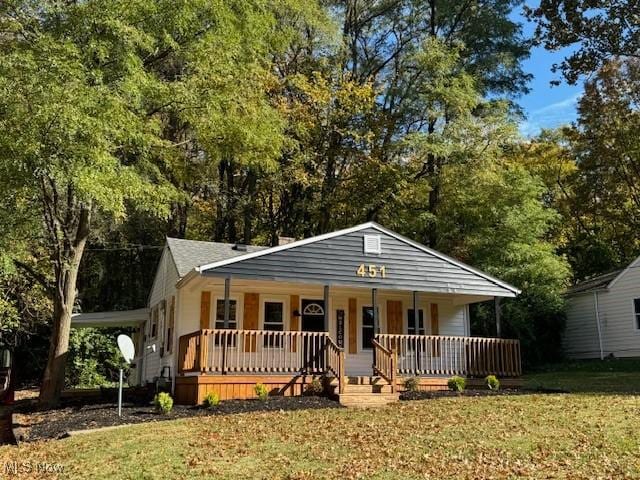 view of front facade with a front yard and covered porch