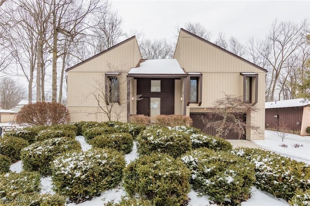 view of front facade featuring a garage