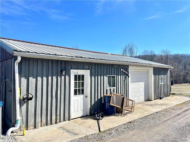 view of outbuilding with an outdoor structure and driveway