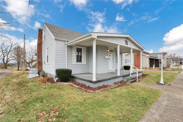 view of front facade featuring a porch and a front lawn