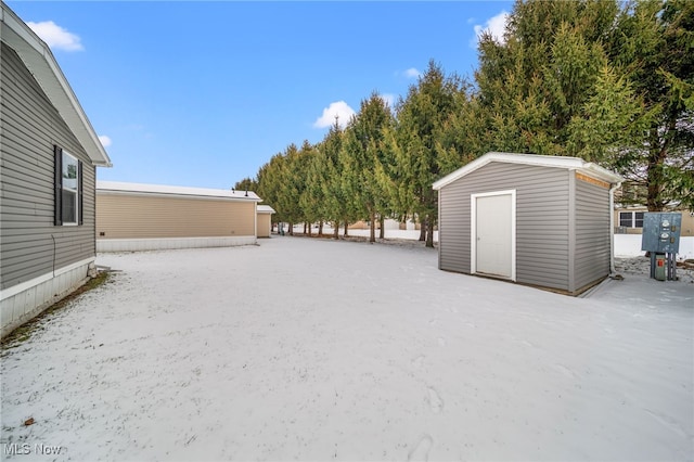 view of yard with a storage unit