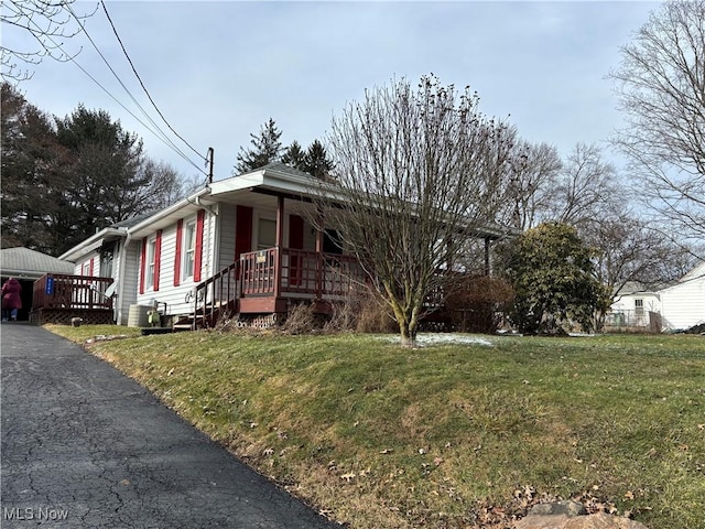 view of front of home with a front lawn