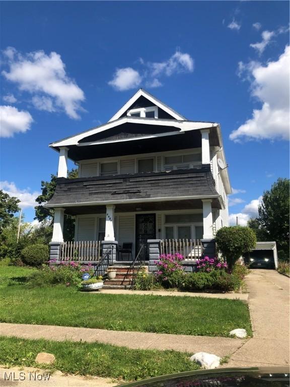 view of front of property featuring a front lawn and a porch