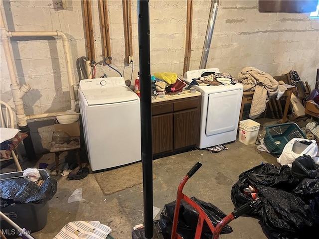 laundry area featuring cabinets and washer / clothes dryer