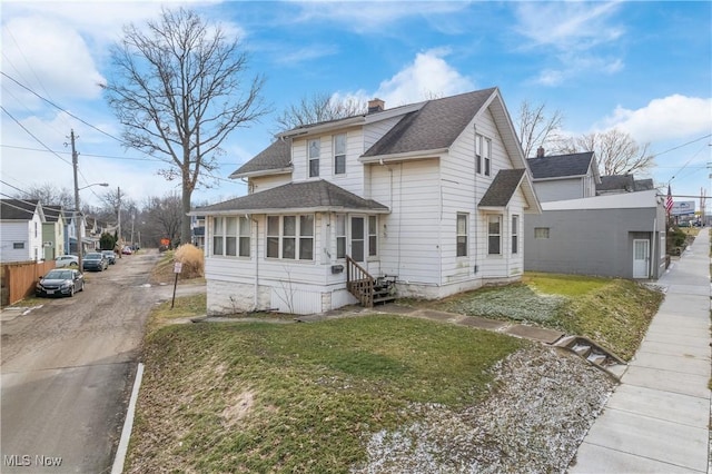 view of front of home featuring a front lawn