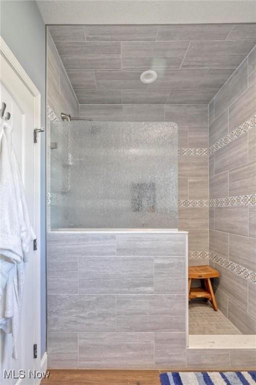 bathroom featuring a tile shower