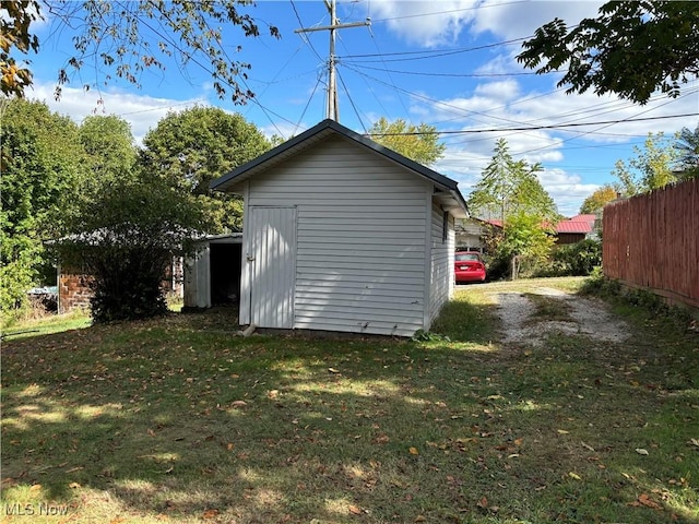 view of outdoor structure featuring a yard