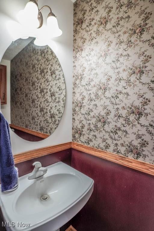 bathroom featuring sink