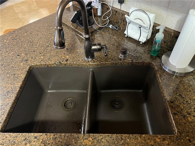 6695 Clingan Rd Unit 26, Poland, OH 44514 - kitchen view of a sink, decorative backsplash, and dark countertops