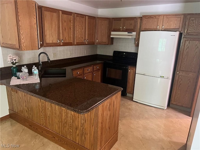 6695 Clingan Rd Unit 26, Poland, OH 44514 - kitchen featuring freestanding refrigerator, black range with electric stovetop, under cabinet range hood, a sink, and a peninsula