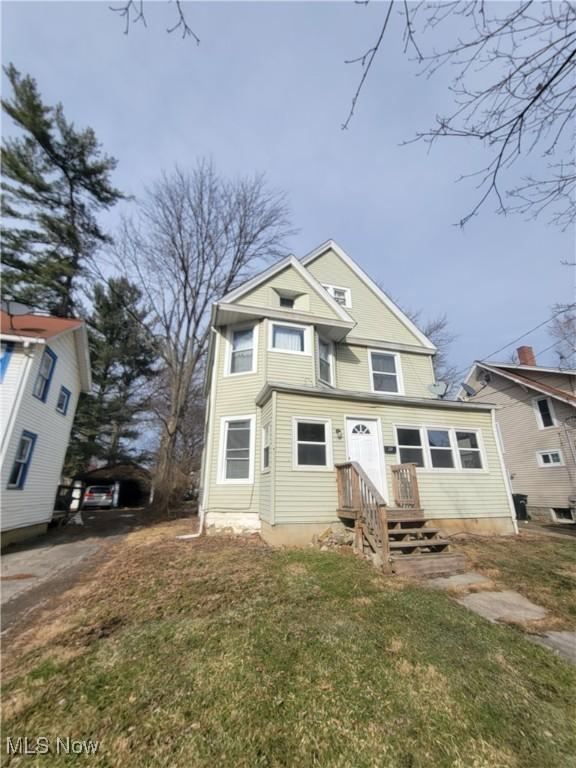 view of front of home with a front lawn