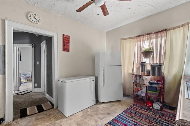 laundry area featuring ceiling fan and a textured ceiling