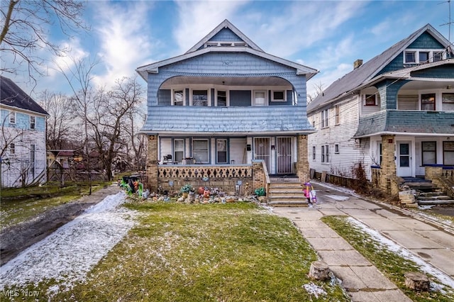 view of front of property featuring a front lawn and covered porch