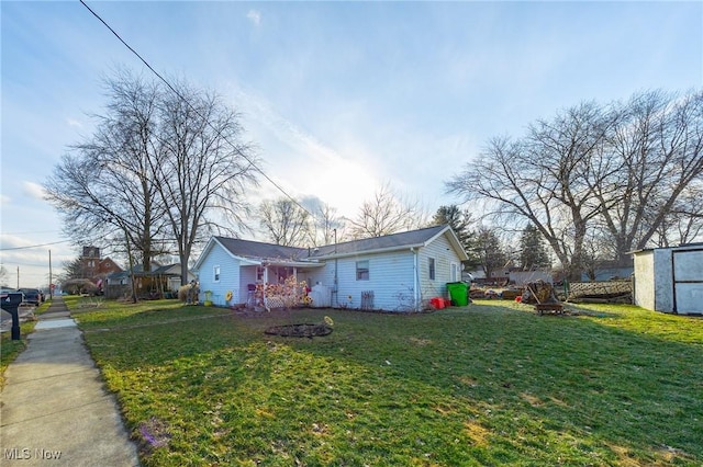 view of front of house featuring a front lawn