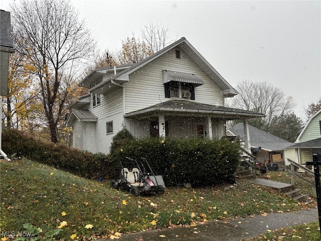 view of front of home with a front lawn