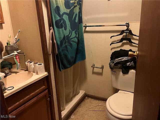 bathroom featuring a shower with curtain, vanity, and toilet