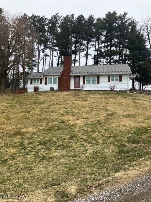 view of front of home featuring a front lawn