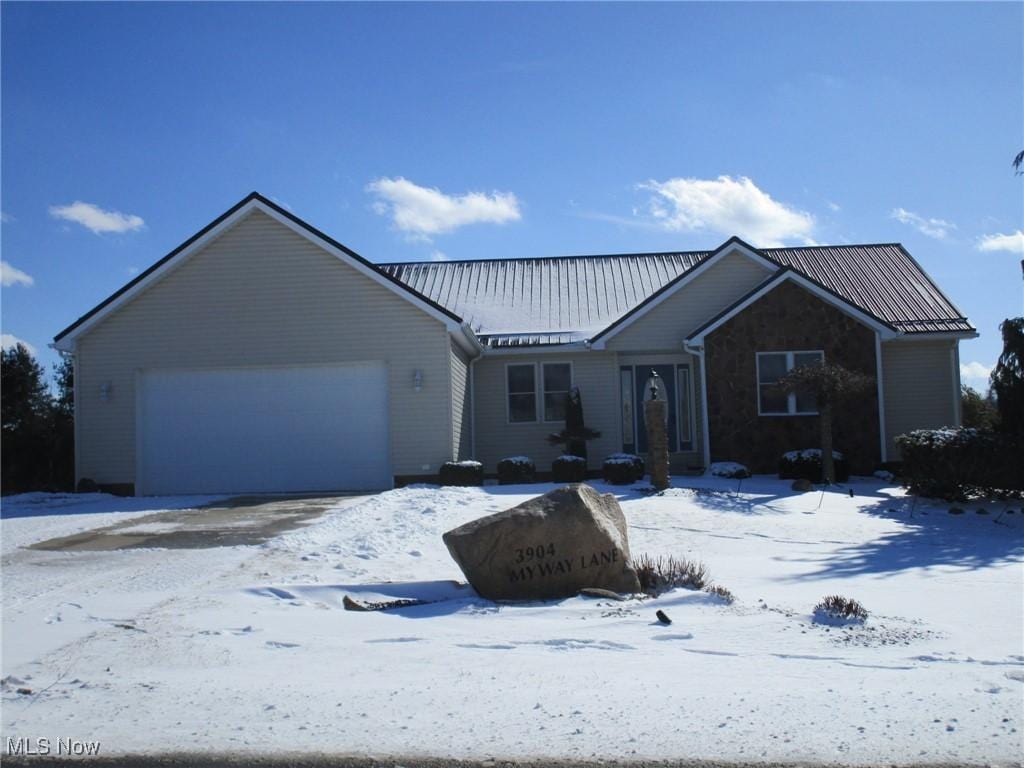 view of front facade featuring a garage