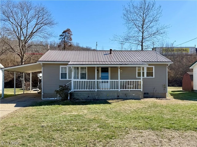 view of front facade with a porch, a carport, and a front yard