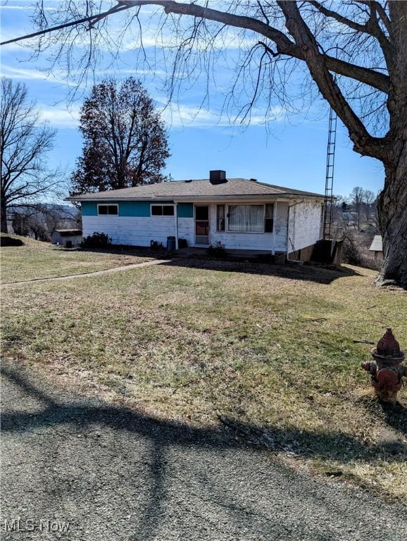 single story home featuring a front lawn