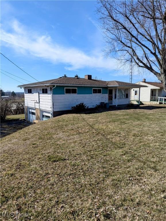 view of front of home featuring a front lawn