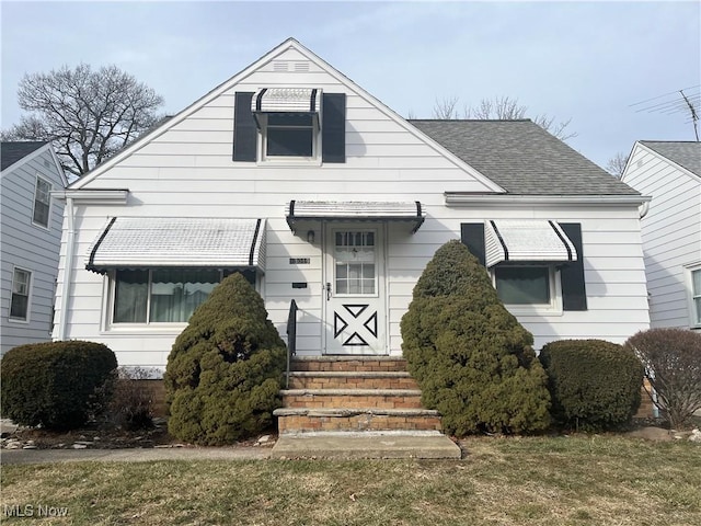 bungalow featuring a front lawn