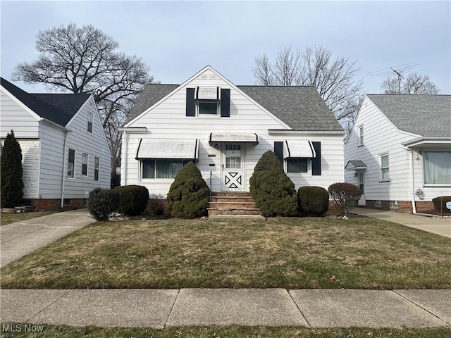 view of front facade with a front yard