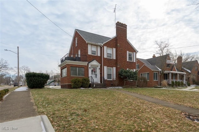 view of front of property with a front lawn