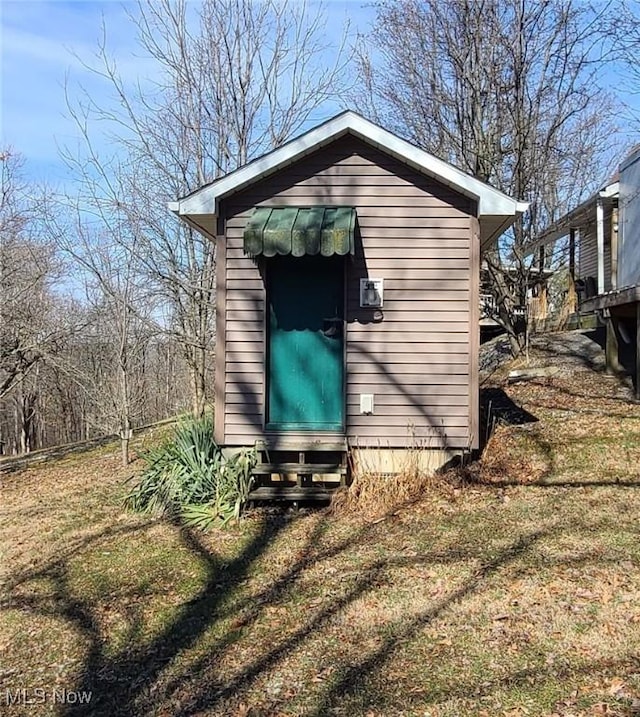 view of outdoor structure featuring a lawn