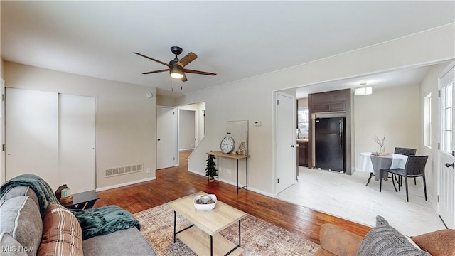 living room featuring hardwood / wood-style flooring and ceiling fan