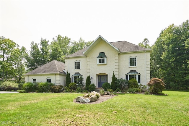 view of front of house featuring a front lawn