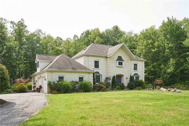 view of front of house featuring a front yard