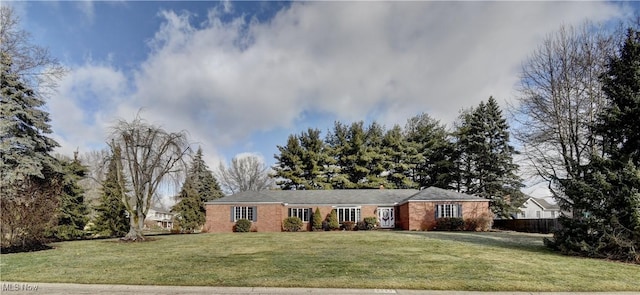 single story home with a front lawn