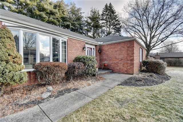 view of front of house with a front lawn