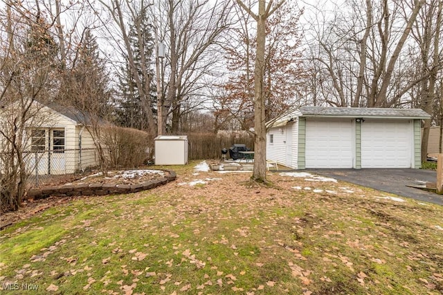 view of yard featuring a garage and an outdoor structure