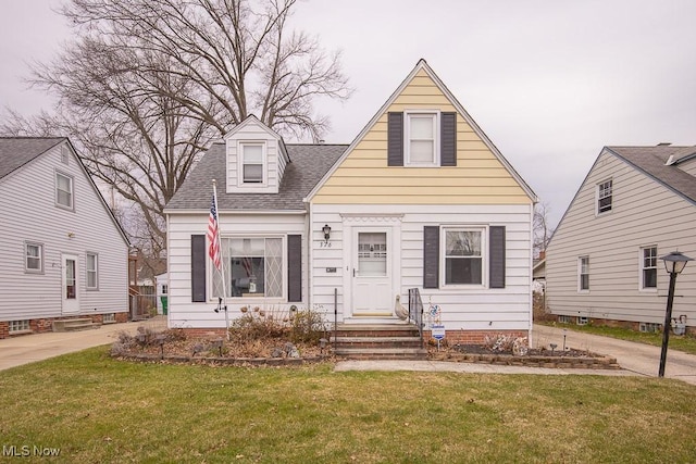 376 E 330th St, Willowick, OH 44095 - view of front facade featuring a front lawn and roof with shingles
