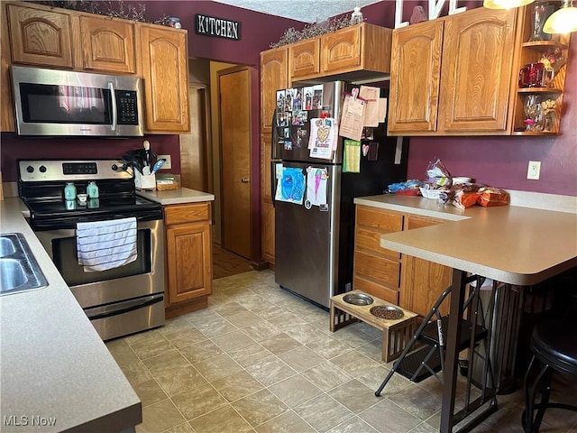 kitchen featuring sink, a breakfast bar area, and stainless steel appliances