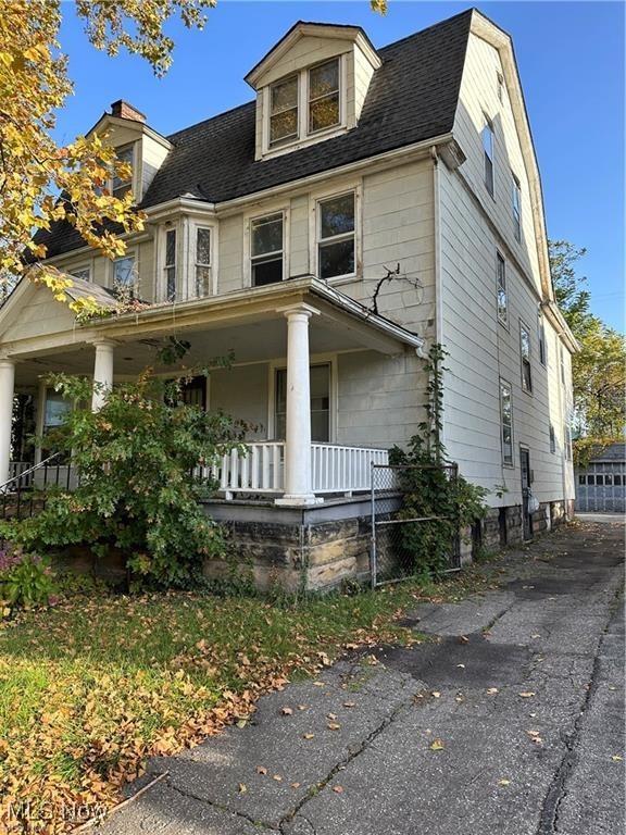 view of front of property featuring a porch