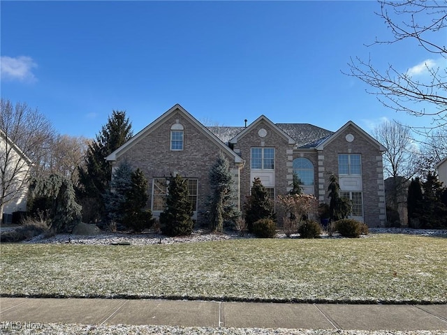 view of front property featuring a front lawn