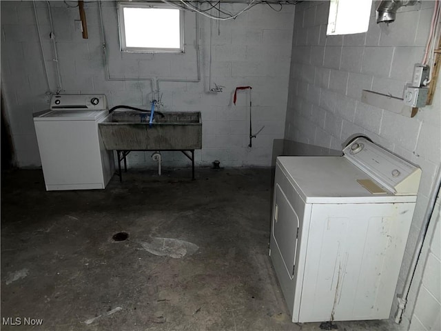 washroom with sink and independent washer and dryer