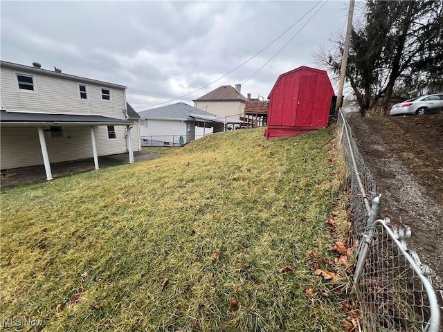 view of yard featuring a shed